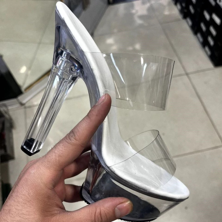 کفش پاشنه ده بالژ4سانتاز عکساش دریابید پاخور کفشو🤤 راحت🤌 شیک و پیک😍 و خیلی خیلی ترند😎 صندل طلقی پاشنه بلندمون تو رنگای مشکی, سفید و کرم مجدد شارژ شد😍 ✅ارسال فوری ✅سایزبندی:36 تا41 ✅اندازه پاشنه:10 سانت ✅اندازه لژ:4 سانت ✅ارسال رایگان