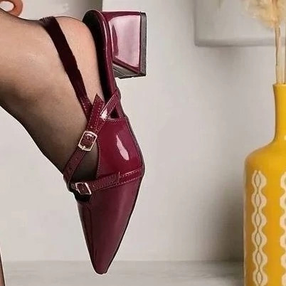 کفش جدید ورنی پاشنه 3سانت دارای رنگ بندی زیره دافوسبهترینا انتخاب شماست💥 ✅کفی کفش کاملا راحت ✅جنس ورنی ✅پاشنه 3 سانت ✅کیفیت عالی ✅زیره دافوس قرمزد ✅رنگ بندی کرم مشکی چری) ✅سایزبندی 36 تا 40
