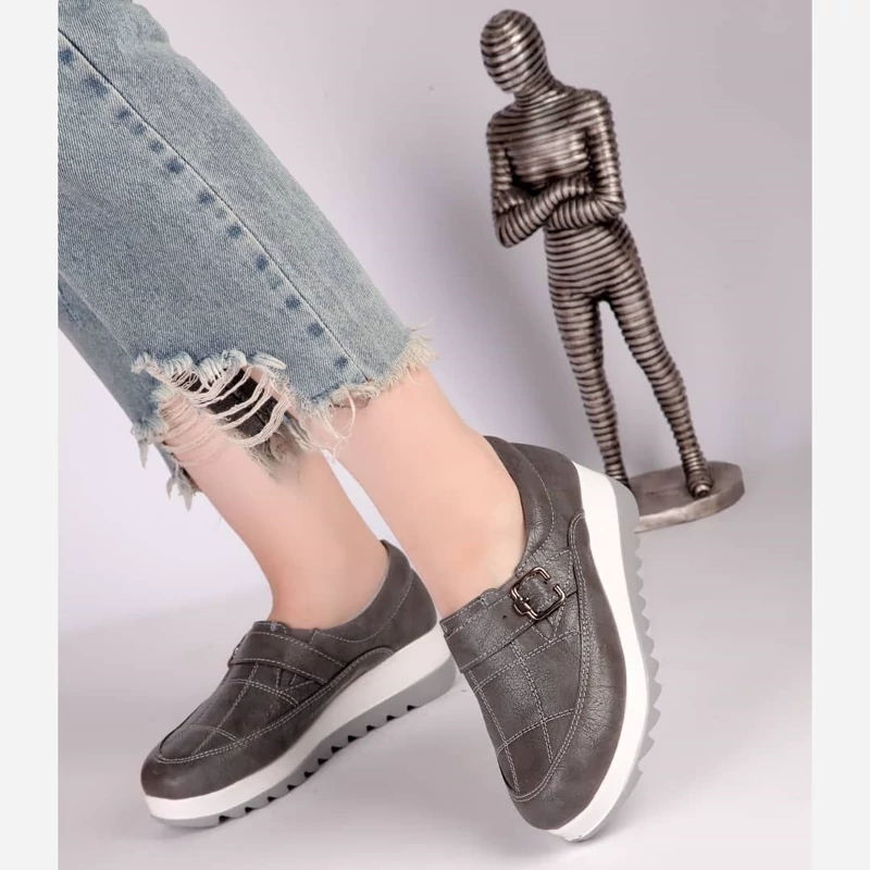 کفش مدل صبا جدید کفی طبی ورویه چرم سبک مخصوص پیاده رویمدل صبا جنس روی چرم زیره پیو.کفی طبی رنگبندی مطابق عکس بسیار سبک.مناسب پیاده روی شیک و خوشپا سایزبندی:37.38.39.40.41 قیمت با ارسال رایگان