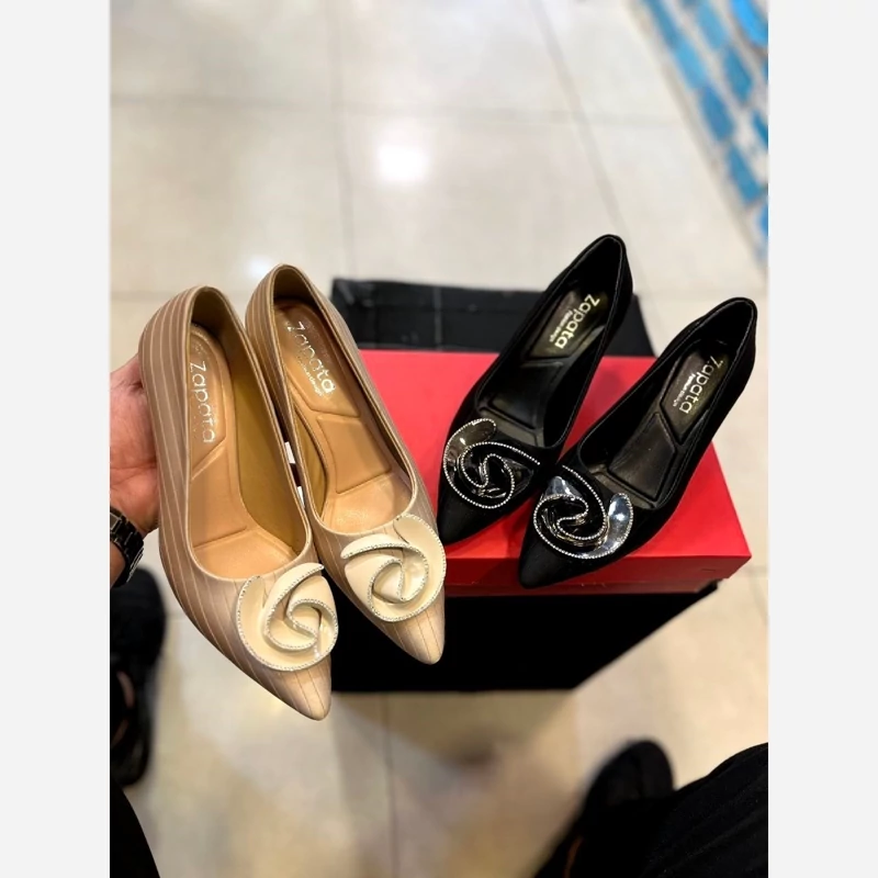 کفش مجلسی ترندی جذاب و بینهایت با کیفیت رنگبندی مشکی و کرم سایزبندی37 تا40 اندازه پاشنه7 سانت زیره میکرو لایت