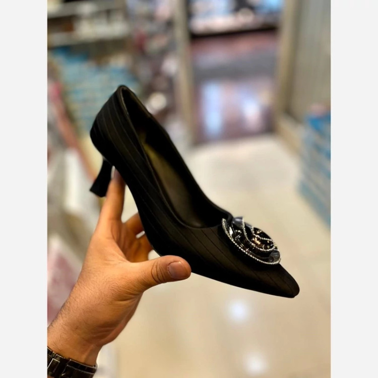 کفش مجلسی ترندی جذاب و بینهایت با کیفیت رنگبندی مشکی و کرم سایزبندی37 تا40 اندازه پاشنه7 سانت زیره میکرو لایت