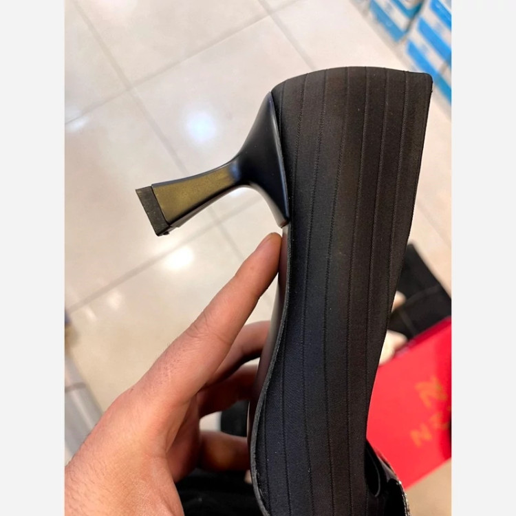 کفش مجلسی ترندی جذاب و بینهایت با کیفیت رنگبندی مشکی و کرم سایزبندی37 تا40 اندازه پاشنه7 سانت زیره میکرو لایت