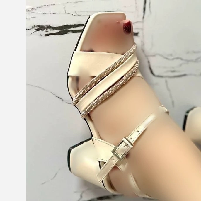 صندل جدید دارای رنگبندی سایز بندی 37-38-39-40 پاشنه پنچ سانت نگین وارداتی بدون ریزش
