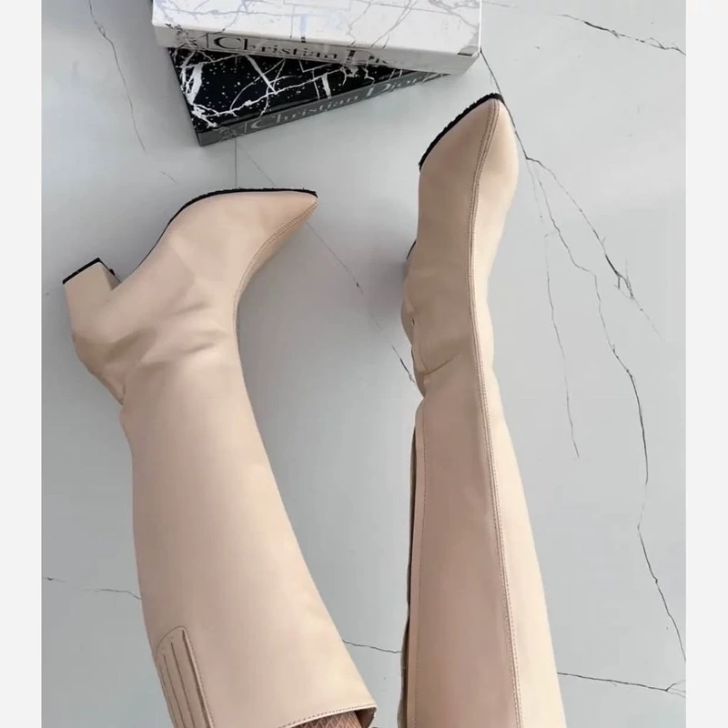 بوت چرم مدل مقدم   پاشنه به انتخاب شما جنس چرم سایز بندی 36 تا 41  (درصورتی که پنجه ی پهن داریدیک سایزبزرگتر انتخاب کنی