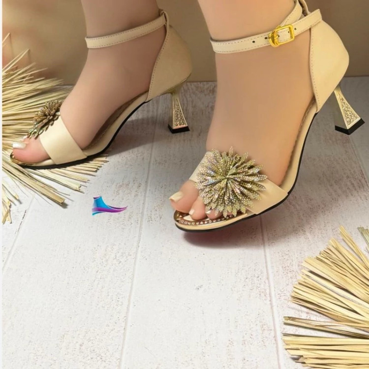 صندل مجلسی کد 501 قالب استاندارد گل دار جدید کیفیت عالی پاشنه 5cm پاخور عالی صندل پاشنه خارجی