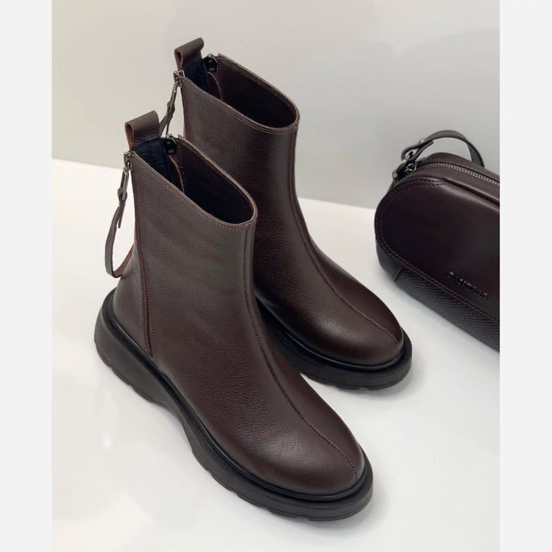بوت رنگ قهوه ای هم اضافه شد  بوت جدید دو زیپ  سایز 37 تا 40 قالب استاندارد  رویه فلوتر  زیره پیو  بسیار سبک و راحت