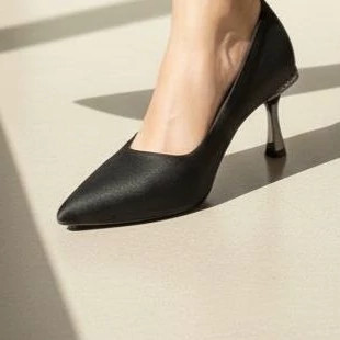 کفش مجلسی سایزبندی37 تا40 تک رنگ جنس رویه و پاشنه وارداتی اندازه پاشنه7 سانت زیره دافوس مات مشکی ارسال پستی رایگان