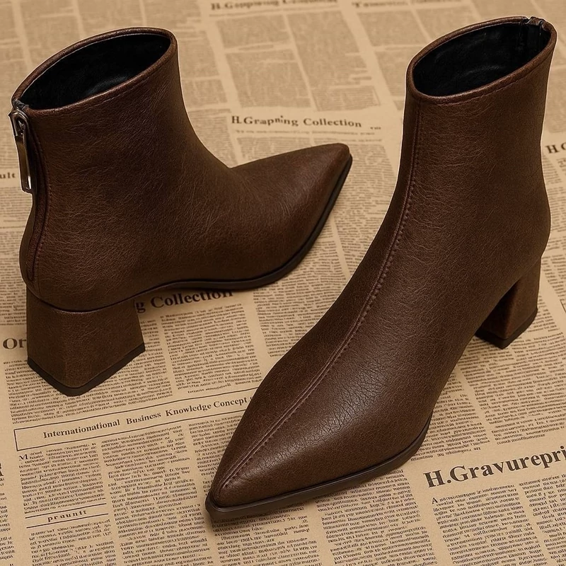 نیم بوت  پاشنه 5-6سانت حدودی  قهوه ای و مشکی چرمی   36 تا 40   بهترین متریال و زیره   زیپ   و زیره مشکی  هست