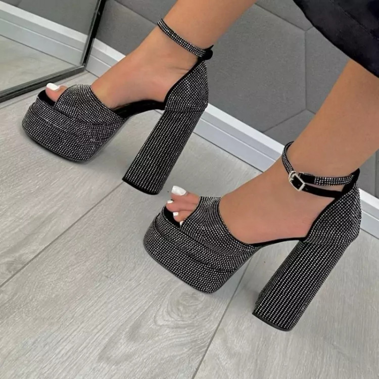 صندل دولژکد 6436 این ست خفن تقدیم تو باد🤌✨😍 الماسه المااااس💎 🛑ارسال فورری🛑 ✅دولژ نگینی ✅رنگبندی:مشکی و سرخ آبی ✅سایزبندی:36 الی41 ✅اندازه پاشنه:15 سانت ✅اندازه لژ:5 سانت ✅زیره:میکرو