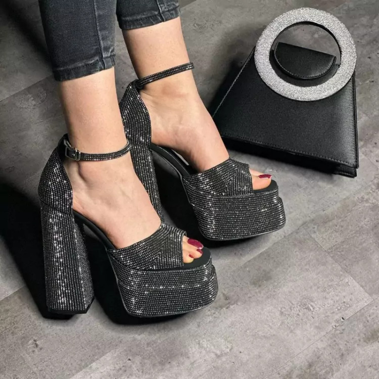 صندل دولژکد 6436 این ست خفن تقدیم تو باد🤌✨😍 الماسه المااااس💎 🛑ارسال فورری🛑 ✅دولژ نگینی ✅رنگبندی:مشکی و سرخ آبی ✅سایزبندی:36 الی41 ✅اندازه پاشنه:15 سانت ✅اندازه لژ:5 سانت ✅زیره:میکرو