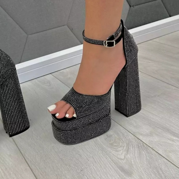 صندل دولژکد 6436 این ست خفن تقدیم تو باد🤌✨😍 الماسه المااااس💎 🛑ارسال فورری🛑 ✅دولژ نگینی ✅رنگبندی:مشکی و سرخ آبی ✅سایزبندی:36 الی41 ✅اندازه پاشنه:15 سانت ✅اندازه لژ:5 سانت ✅زیره:میکرو