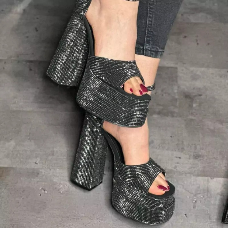 صندل دولژکد 6436 این ست خفن تقدیم تو باد🤌✨😍 الماسه المااااس💎 🛑ارسال فورری🛑 ✅دولژ نگینی ✅رنگبندی:مشکی و سرخ آبی ✅سایزبندی:36 الی41 ✅اندازه پاشنه:15 سانت ✅اندازه لژ:5 سانت ✅زیره:میکرو