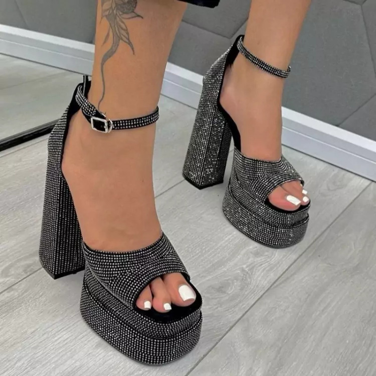 صندل دولژکد 6436 این ست خفن تقدیم تو باد🤌✨😍 الماسه المااااس💎 🛑ارسال فورری🛑 ✅دولژ نگینی ✅رنگبندی:مشکی و سرخ آبی ✅سایزبندی:36 الی41 ✅اندازه پاشنه:15 سانت ✅اندازه لژ:5 سانت ✅زیره:میکرو
