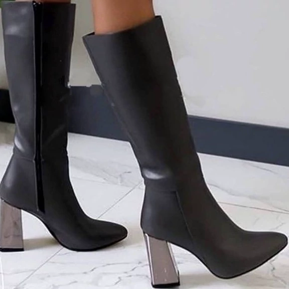 پوتین کد (2025)پاشنه 7سانت-زیره پیو رویه چرم صنعتی درجه1 ترک  پاخوری شیک و زیبا کیفیت تضمینی قالب استاندارد