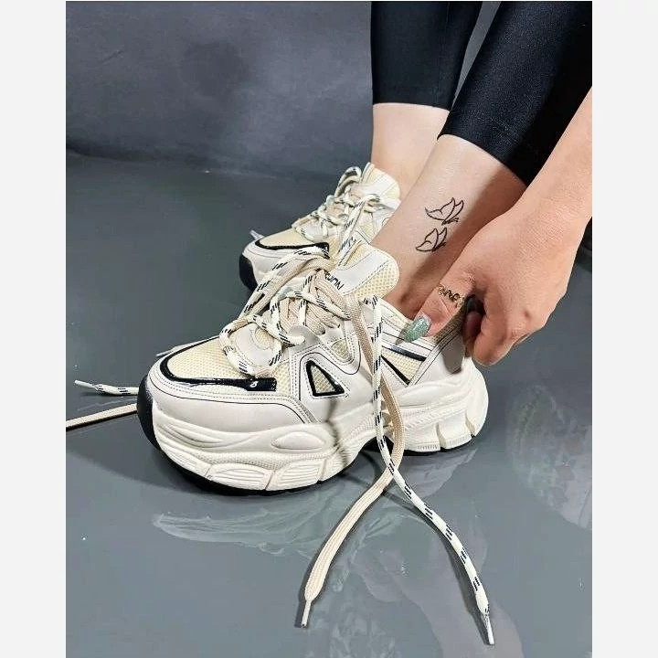 کتونی مدل کاستا جدید👟شناسه : #75048 👟نام : مدل کاستا 👟پاشنه 5 و نیم سانتی 👟جنس : رویه فوم حولهای و پارچه 👟 رنگ بندی : سفید - کرم - 👟 سایز ها : 37 - 38 - 39 - 40 - ♻️زیره پیو بسیار سبک♻️ ♻️پاخور عالی ، قالب استاندارد♻️ ♻️ارسال رایگان وفوری مثل جت♻️
