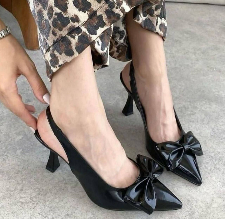 New collection of ark💪 مدل دلارام 😍 سایز بندی 36-37-38-39-40📏 پاشنه ۶ سانت برند sis 📐 رویه کار ورنی ترک 🇹🇷 رنگ بندی مشکی زرشکی ووووو کرم 🥰 شیک ترین و نازترین مدل🥺 عکس های خودکار کیفیتشو به رخ میکشه 😎
