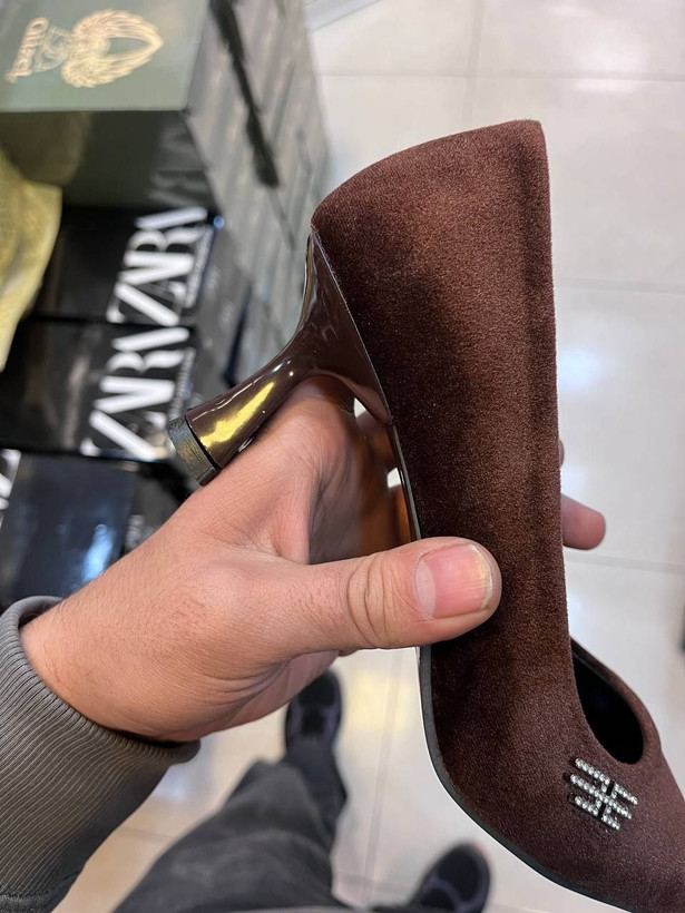 کفش مجلسی زنانه مخملی پاشنهای ظریف، مخملی لوکس، دو رنگ برای دو برابر جذابیت سایزبندی:۳۷ تا۴۰ رنگبندی:مشکی,قهوهای اندازه پاشنه:۷ سانت زیره: دافوس ارسال پستی رایگان ارسال با تیپاکس(پس کرایه)ارسال دو ساعته با پیک داخل تهران(هزینه به عهده مشتری)
