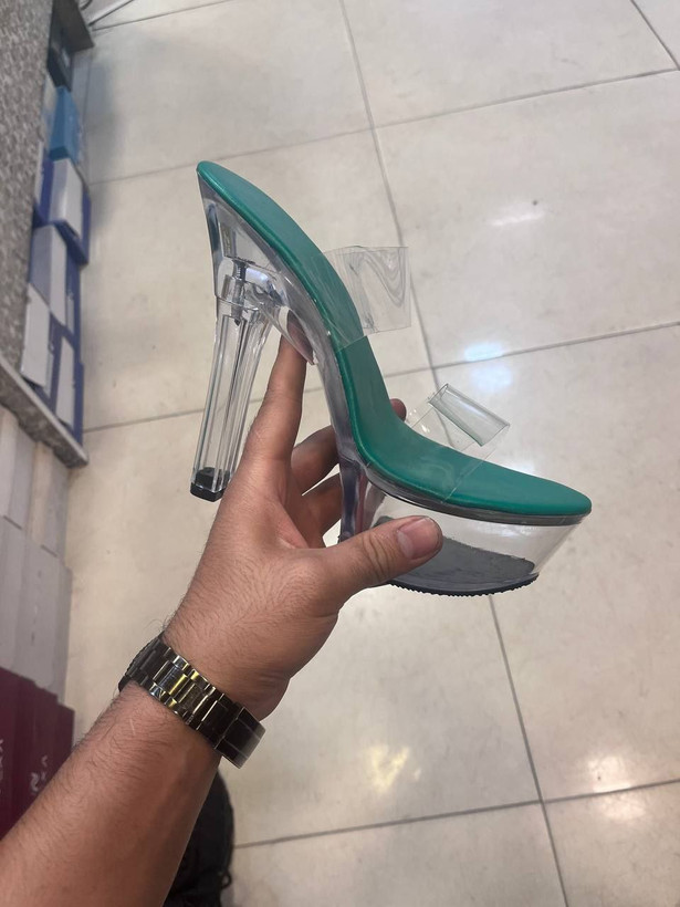 کفش پاشنه ده بالژ4سانتاز عکساش دریابید پاخور کفشو🤤 راحت🤌 شیک و پیک😍 و خیلی خیلی ترند😎 صندل طلقی پاشنه بلندمون تو رنگای مشکی, سفید و کرم مجدد شارژ شد😍 ✅ارسال فوری ✅سایزبندی:36 تا41 ✅اندازه پاشنه:10 سانت ✅اندازه لژ:4 سانت ✅ارسال رایگان