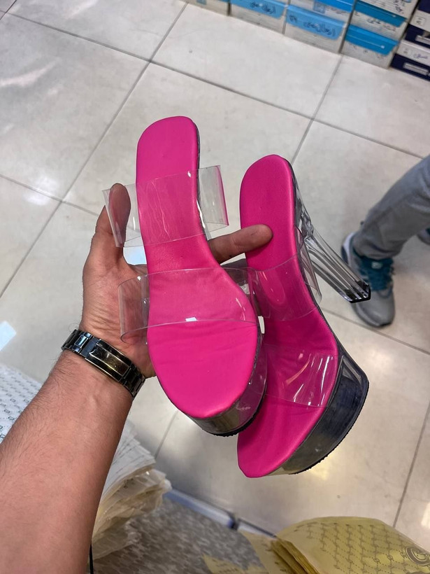 کفش پاشنه ده بالژ4سانتاز عکساش دریابید پاخور کفشو🤤 راحت🤌 شیک و پیک😍 و خیلی خیلی ترند😎 صندل طلقی پاشنه بلندمون تو رنگای مشکی, سفید و کرم مجدد شارژ شد😍 ✅ارسال فوری ✅سایزبندی:36 تا41 ✅اندازه پاشنه:10 سانت ✅اندازه لژ:4 سانت ✅ارسال رایگان
