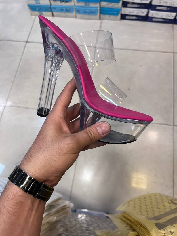 کفش پاشنه ده بالژ4سانتاز عکساش دریابید پاخور کفشو🤤 راحت🤌 شیک و پیک😍 و خیلی خیلی ترند😎 صندل طلقی پاشنه بلندمون تو رنگای مشکی, سفید و کرم مجدد شارژ شد😍 ✅ارسال فوری ✅سایزبندی:36 تا41 ✅اندازه پاشنه:10 سانت ✅اندازه لژ:4 سانت ✅ارسال رایگان