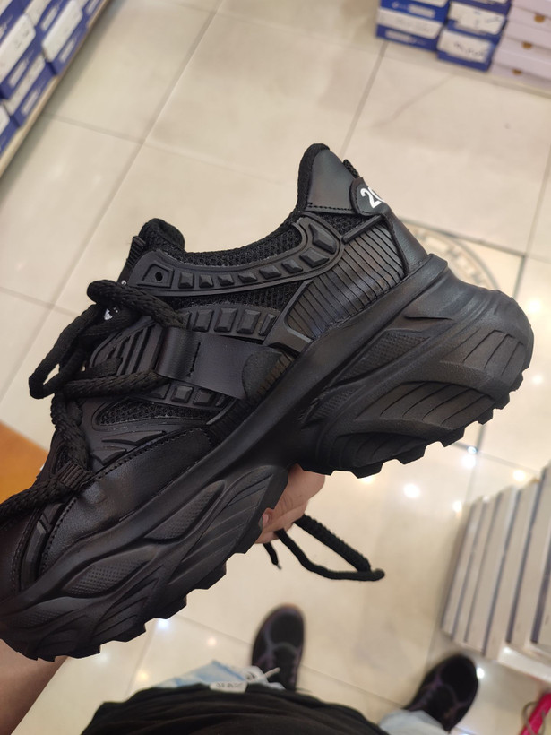 کفش اسپورت زنانه سایزبندی:37 تا40 زیره:Pu رنگبندی:مشکی,قهوه ای,سفید صورتی اندازه لژ:8 سانت ارسال پستی رایگان