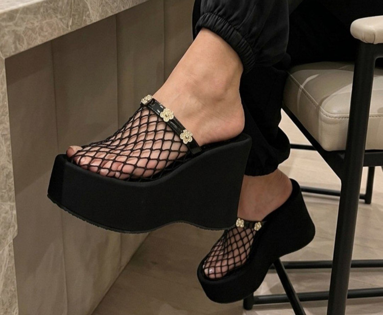 صندل توری جلو بسته فشن لژ 8 سانت استپ دار کف بندی طبی متریال ترک شیک و راحت با رنگبندی: مشکی 📏سایز 37تا۴۱