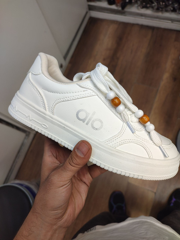 کفش جدیدزنانه سایزبندی:۳۷ تا۴۰ رنگبندی,سفید یکدست,کرم,سفید سرمه ای لژ ۳ سانت ارسال پستی رایگان ارسال با تیپاکس(پس کرایه)ارسال با پیک داخل تهران(هزینه با مشتری)
