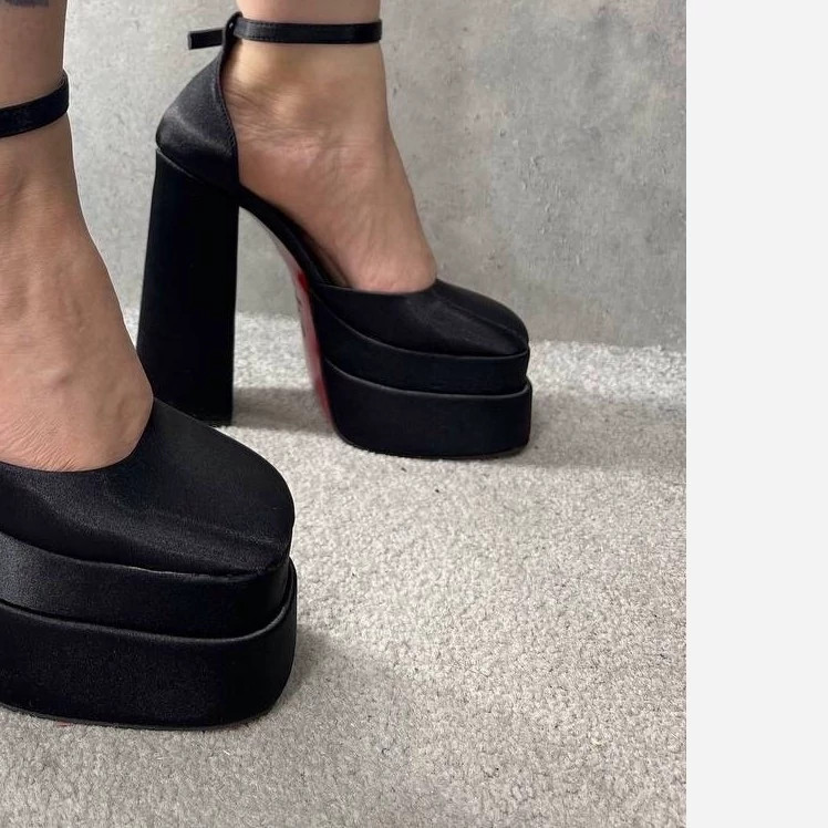 صندل فشن جلو بسته دو لژ با جنس ساتن و پاشنه 15 سانت کف بندی طبی شیک