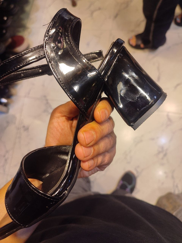 کفش مجلسی زنانه سایزبندی ۳۶ تا۴۰ رنگبندی:مشکی ورنی,مشکی مات,کرم,سفید اندازه پاشنه:۶ سانت ارسال پستی رایگان ارسال با تیپاکس(پس کرایه)ارسال با پیک داخل تهران(هزینه با مشتری)