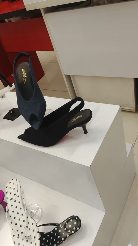 کفش مجلسی زنانه ارسال رایگان سایزبندی:۳۶ تا۴۱ رنگبندی:مشکی و سرمه ای اندازه پاشنه ۷ سانت زیره دافوس ارسال پستی رایگان ارسال با تیپاکس