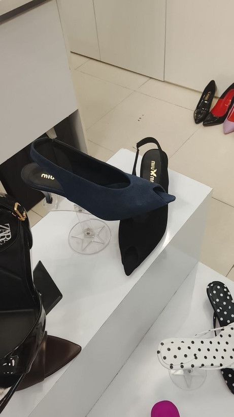 کفش مجلسی زنانه ارسال رایگان سایزبندی:۳۶ تا۴۱ رنگبندی:مشکی و سرمه ای اندازه پاشنه ۷ سانت زیره دافوس ارسال پستی رایگان ارسال با تیپاکس