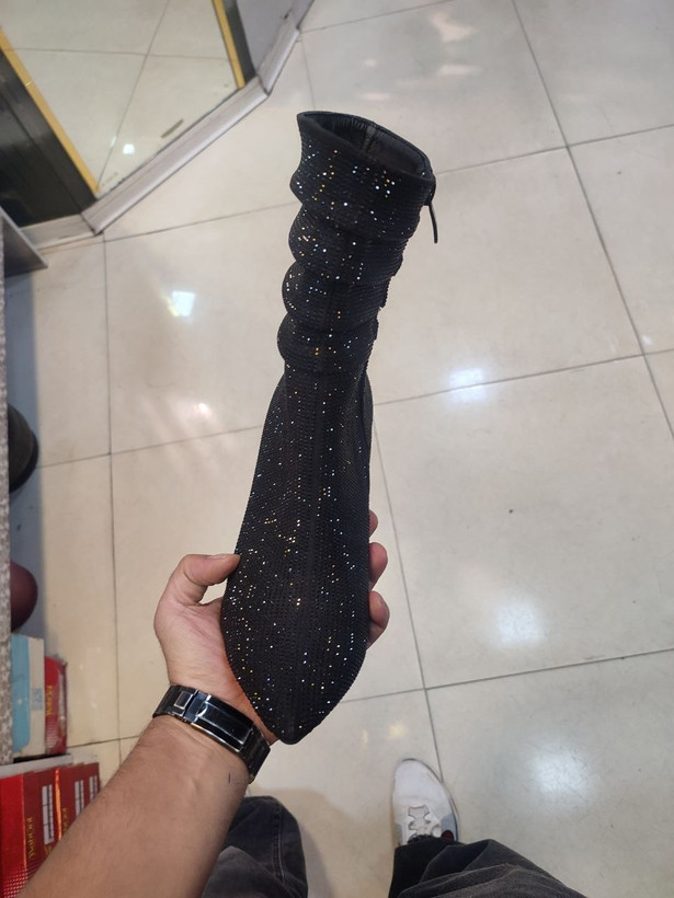 بوت چروک زنانه ارسال رایگان سایزبندی:36 تا41 رنگبندی:مشکی و نقره ای اندازه پاشنه:10 سانت زیره میکرو لایت