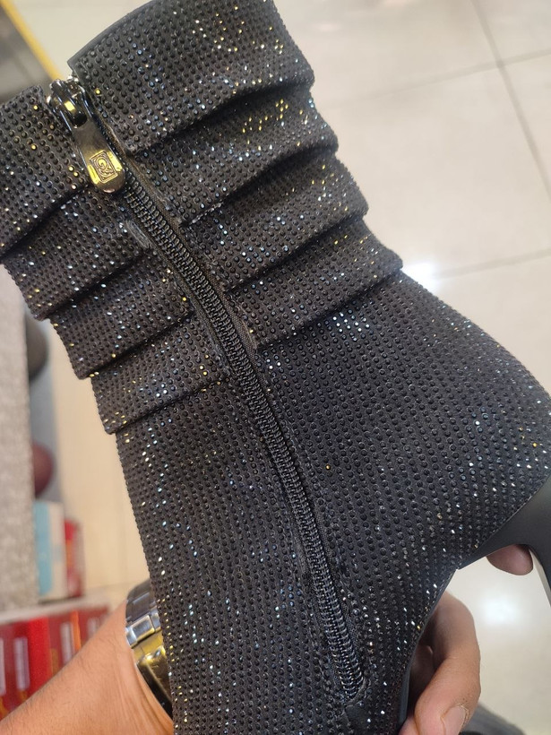 بوت چروک زنانه ارسال رایگان سایزبندی:36 تا41 رنگبندی:مشکی و نقره ای اندازه پاشنه:10 سانت زیره میکرو لایت