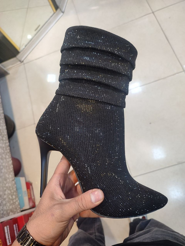 بوت چروک زنانه ارسال رایگان سایزبندی:36 تا41 رنگبندی:مشکی و نقره ای اندازه پاشنه:10 سانت زیره میکرو لایت