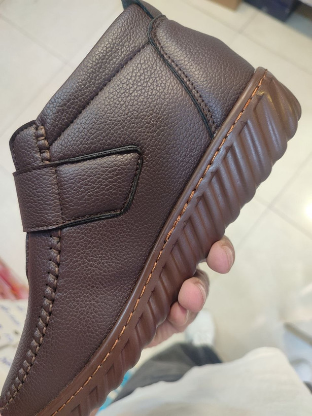 کفش طبی جدید زنانه سایزبندی:۳۷ تا۴۰ رنگبندی:مشکی و قهوه ای جنس رویه:پشت چرم زیره پی یو دور دوخت و کف دوخت ارسال پستی رایگان ارسال با تیپاکس(پس کرایه)ارسال با پیک داخل تهران(هزینه با مشتری)۰